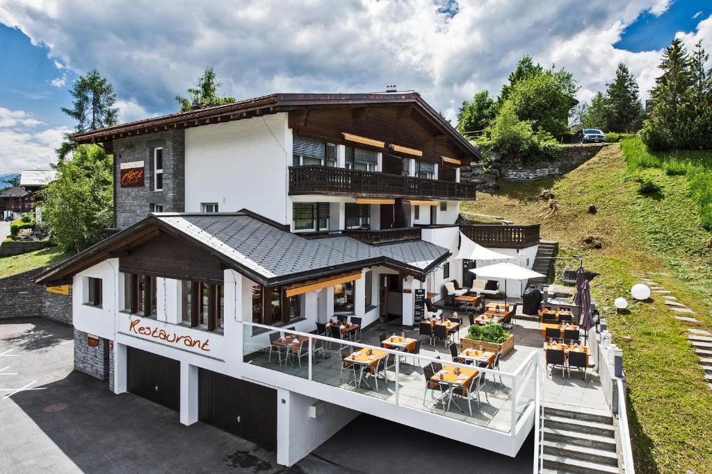 - une vue aérienne sur une maison avec un restaurant dans l'établissement Hotel Restaurant Chesa, à Flims