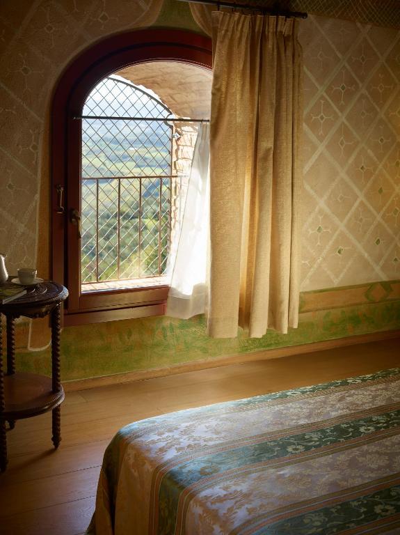 Postel nebo postele na pokoji v ubytování Relais Borgo Petrognano