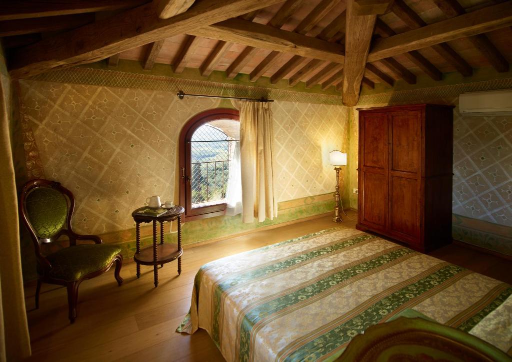 Postel nebo postele na pokoji v ubytování Relais Borgo Petrognano