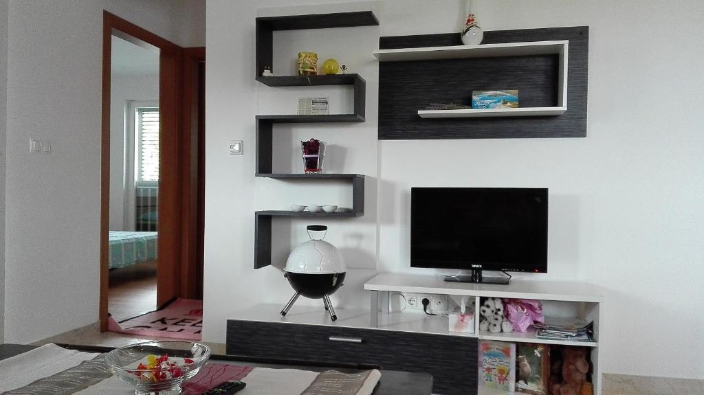 a living room with a flat screen tv on a wall at Gabriela in Nin