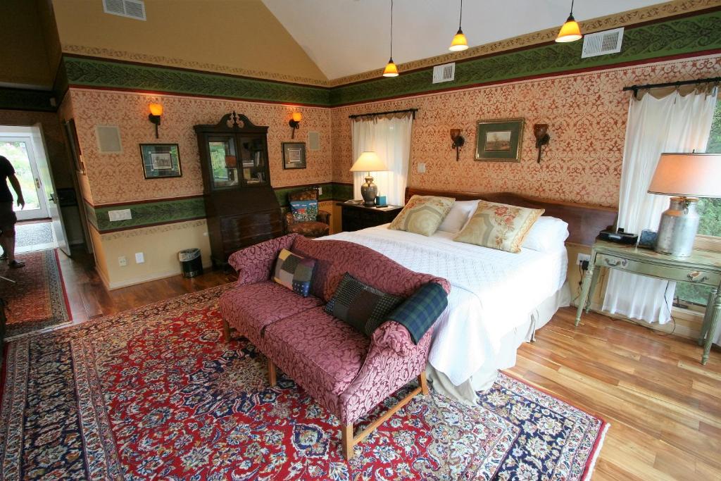 Alpenhof Bed & Breakfast - King Room With Roll-In Shower - Disability Access