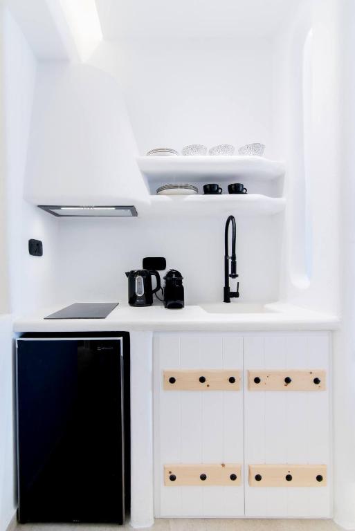 Portara Seaside Luxury Suites - 11