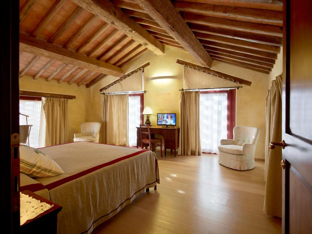 TV a/nebo společenská místnost v ubytování Relais Borgo Petrognano