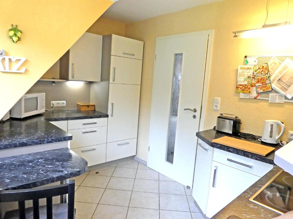 Kuchyň nebo kuchyňský kout v ubytování Peedy's luxuriöse 60m² Wohnung mit Balkonterrasse