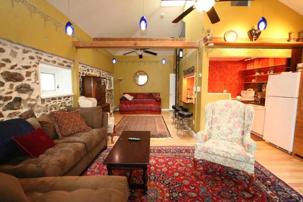 Alpenhof Bed & Breakfast - Family Room With Garden View