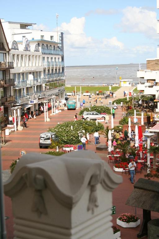 Nespecifikovaný výhled na destinaci Cuxhaven nebo výhled na město při pohledu z aparthotelu