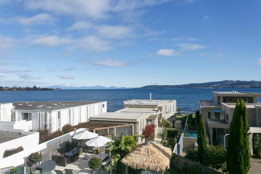 
Luxury Studio with Lake View
