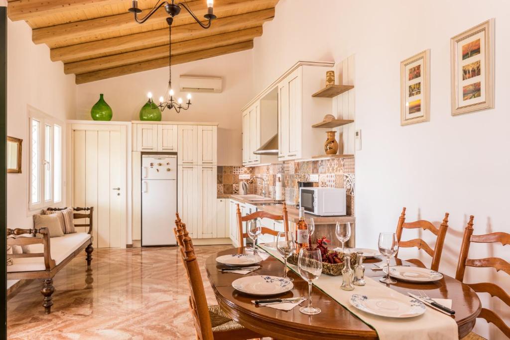 eine Küche und ein Esszimmer mit einem Tisch und Stühlen in der Unterkunft Milena's Country House in Pelekas