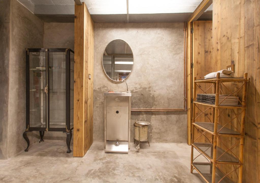 un bagno con lavandino e specchio di Gran H La Marina ad Altea