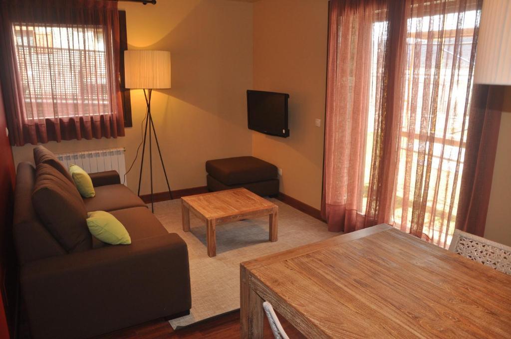 TV a/nebo společenská místnost v ubytování Apartaments Turístics Puigcerdà - La Closa