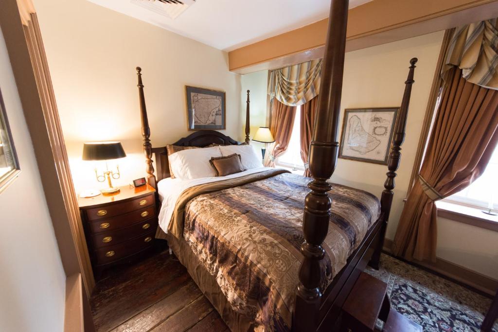 Thomas Bond House - Deluxe Queen Suite