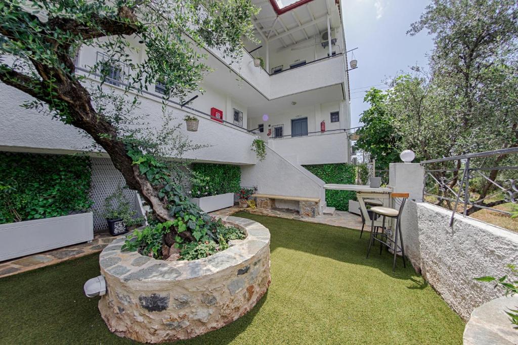 A garden outside Irida Holiday Apartments