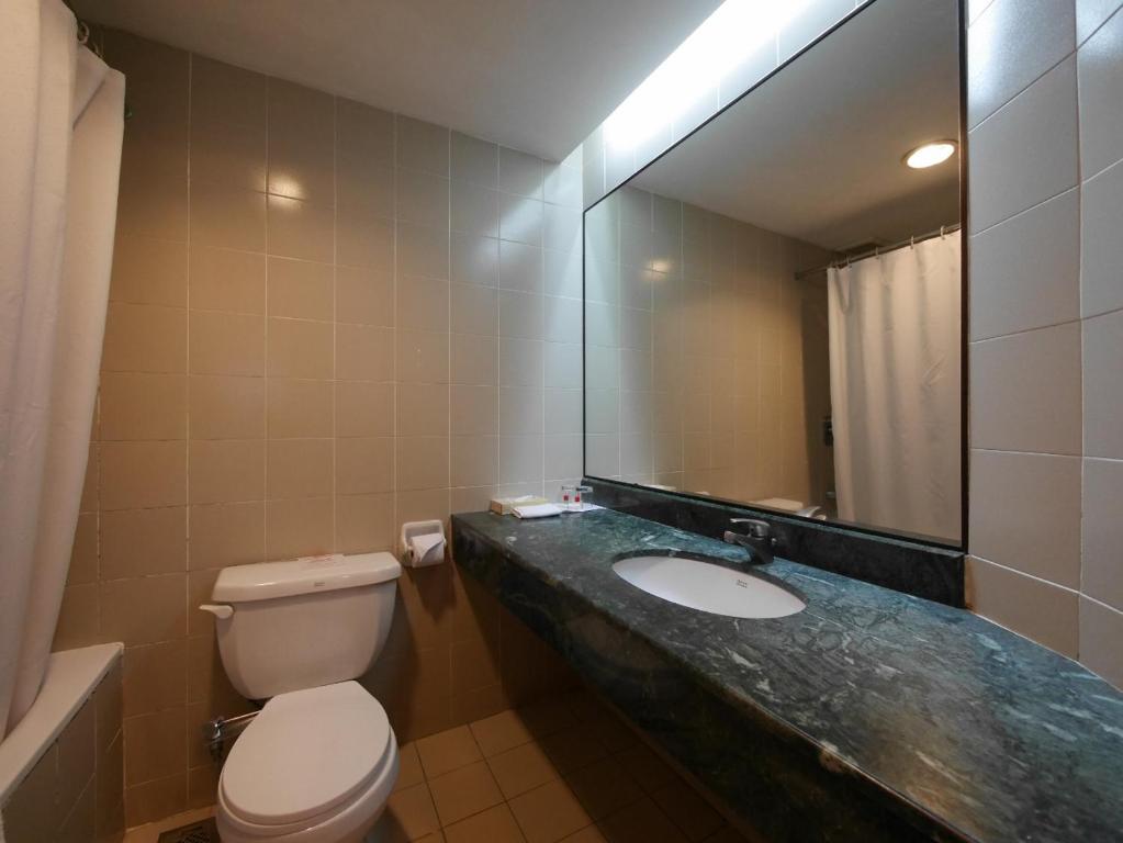 Koupelna v ubytování Premier Hotel