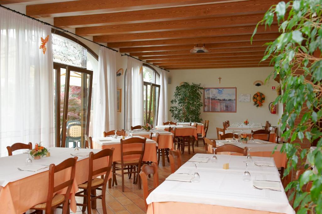 A restaurant or other place to eat at Agriturismo il Cascinale