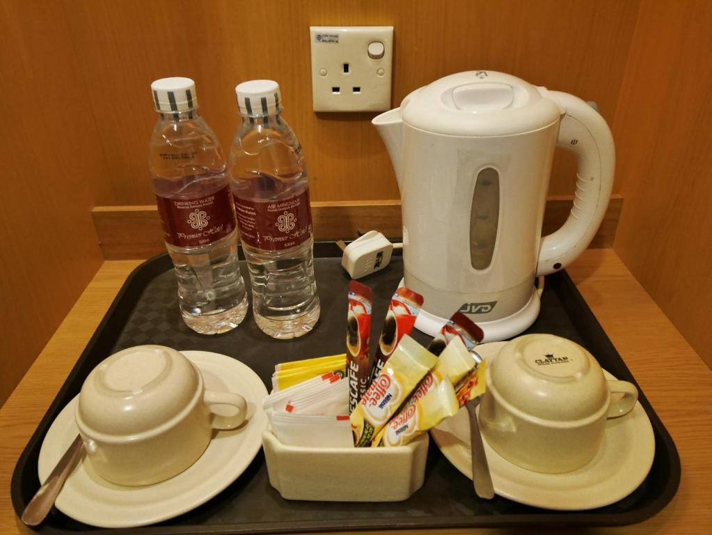 Příslušenství pro přípravu čaje a kávy v ubytování Premier Hotel