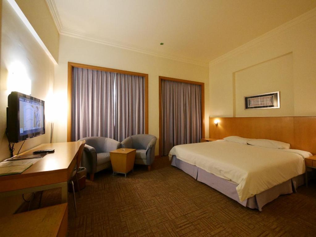 TV a/nebo společenská místnost v ubytování Premier Hotel