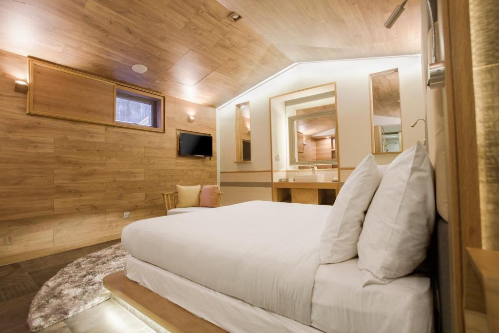 Fusion Suites Saigon - 19