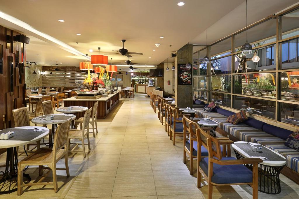 Restaurace v ubytování Harper Kuta Hotel by ASTON