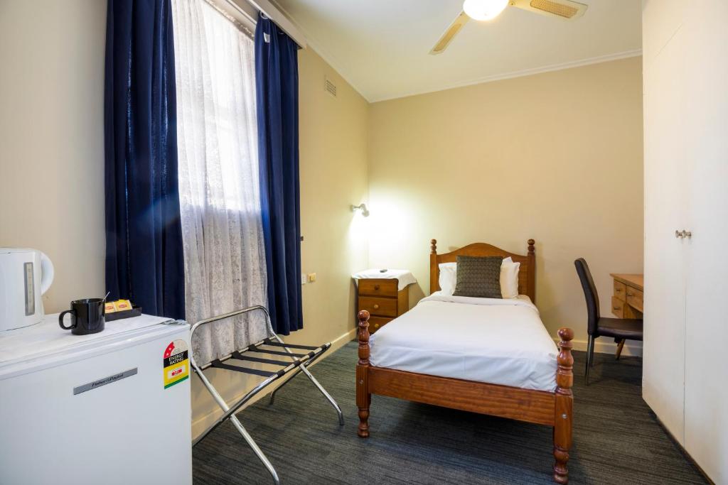 Postel nebo postele na pokoji v ubytování Esplanade Hotel Adelaide