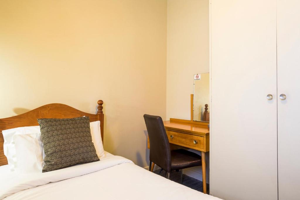 Postel nebo postele na pokoji v ubytování Esplanade Hotel Adelaide