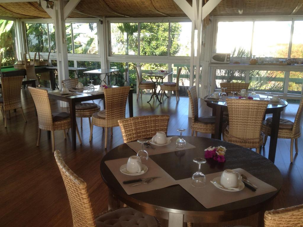 Restaurace v ubytování Les Bungalows les Vanilliers, Sud Sauvage avec piscine