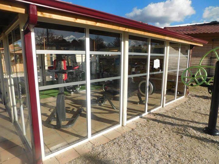 GastesにあるMobil homeのガラス窓と多数のオートバイを収納できるガレージ
