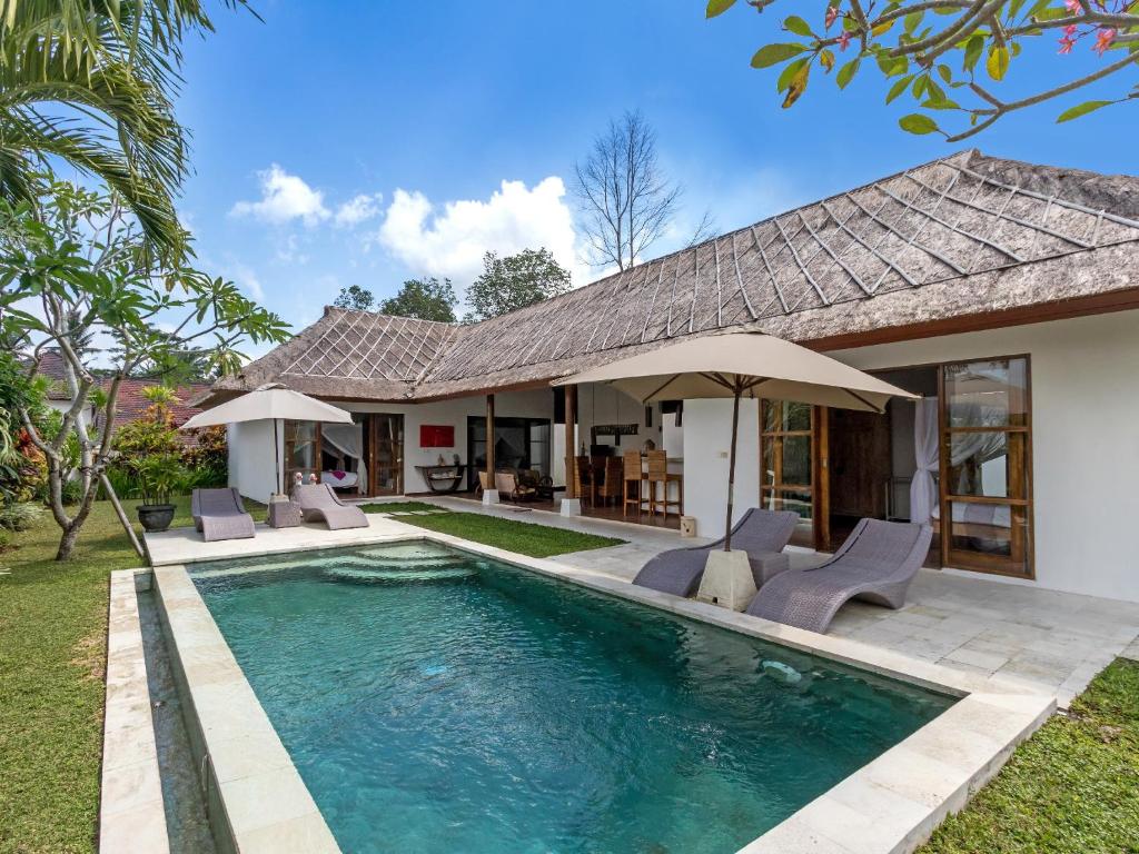 uma imagem de uma casa com piscina em Villa Candi Kecil Tiga em Ubud