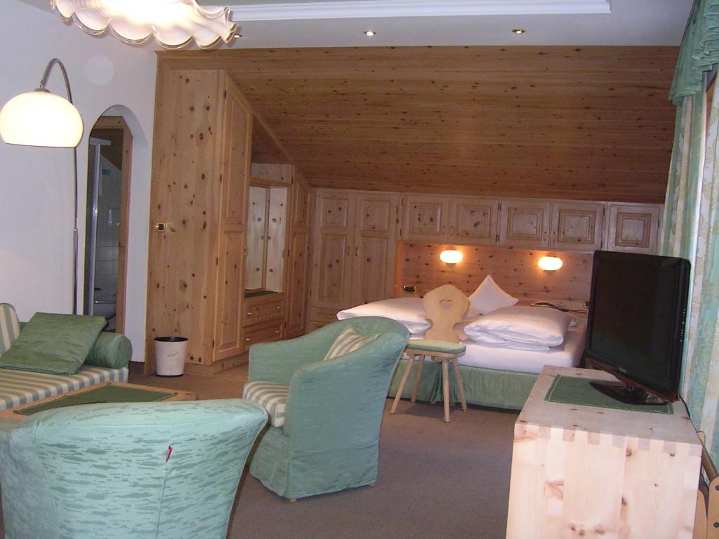 Łóżko lub łóżka w pokoju w obiekcie Hotel Garni Royal