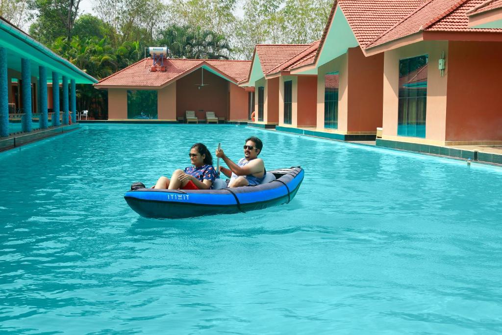 Bazén v ubytování SAJ Earth Resort & Convention Center , Kochi nebo v jeho okolí