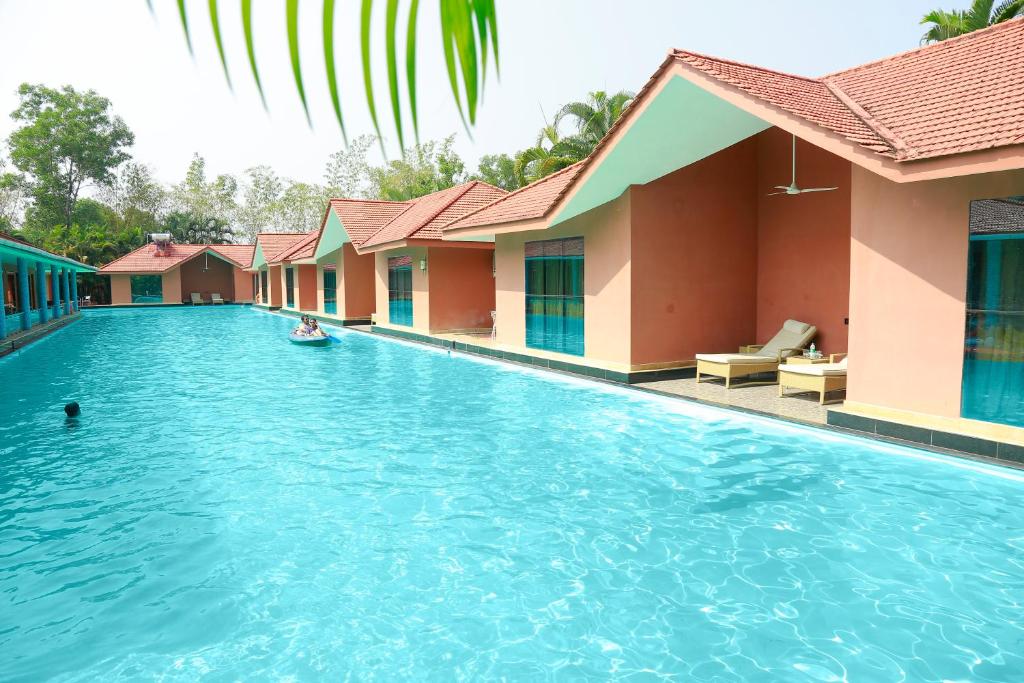 Bazén v ubytování SAJ Earth Resort & Convention Center , Kochi nebo v jeho okolí