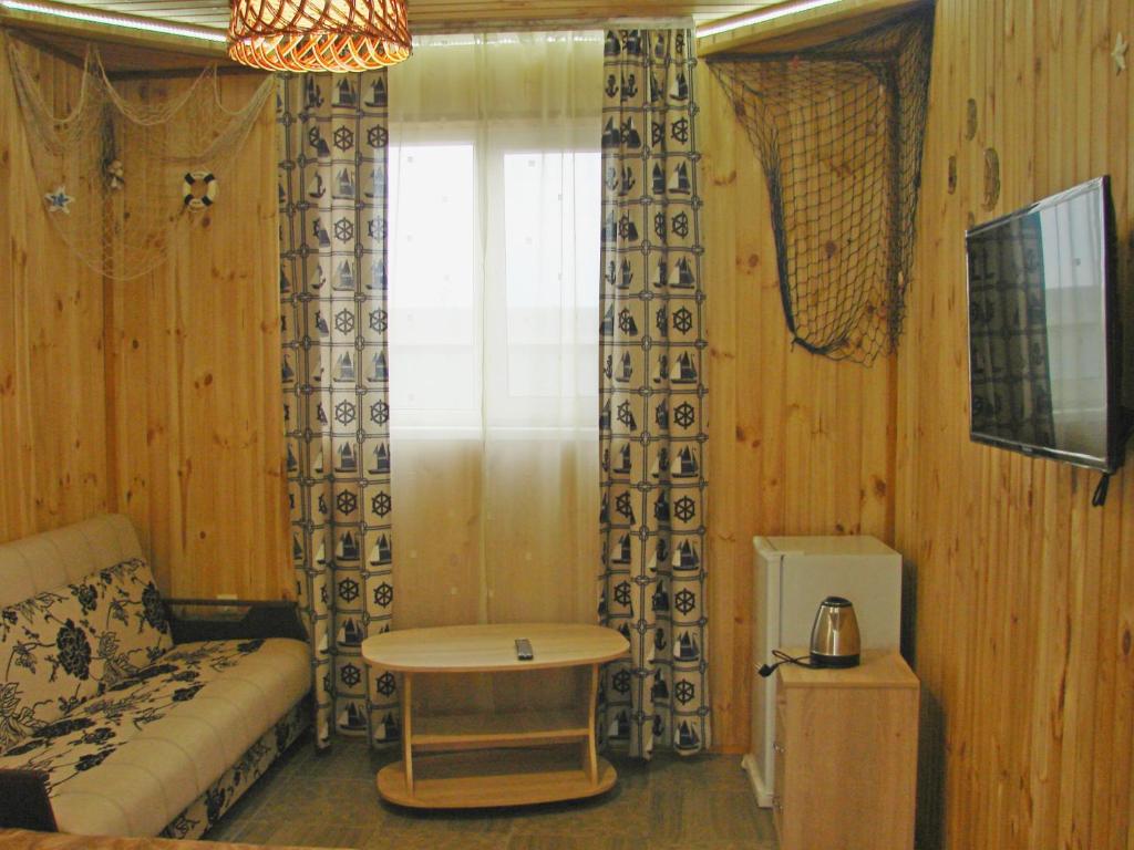 チョロノモスクにあるSvitochのリビングルーム(ソファ、テーブル付)