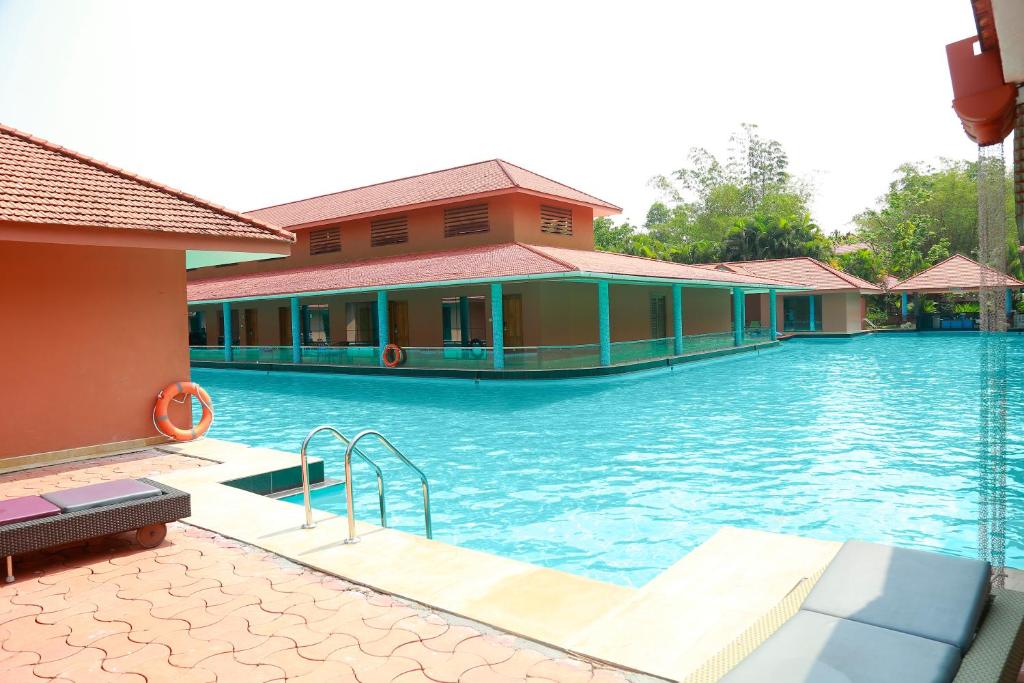 Bazén v ubytování SAJ Earth Resort & Convention Center , Kochi nebo v jeho okolí