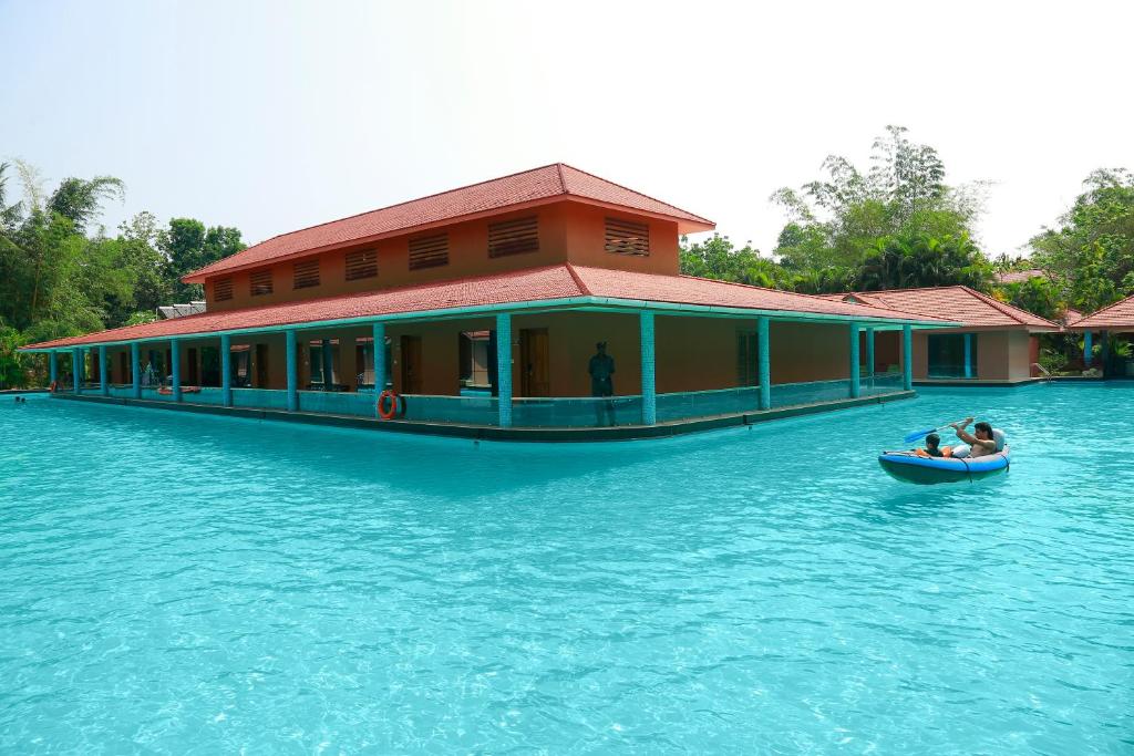 Bazén v ubytování SAJ Earth Resort & Convention Center , Kochi nebo v jeho okolí