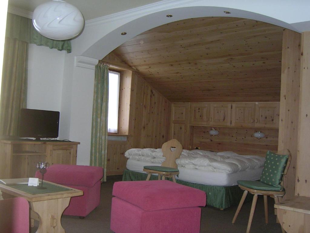 Telewizja i/lub zestaw kina domowego w obiekcie Hotel Garni Royal