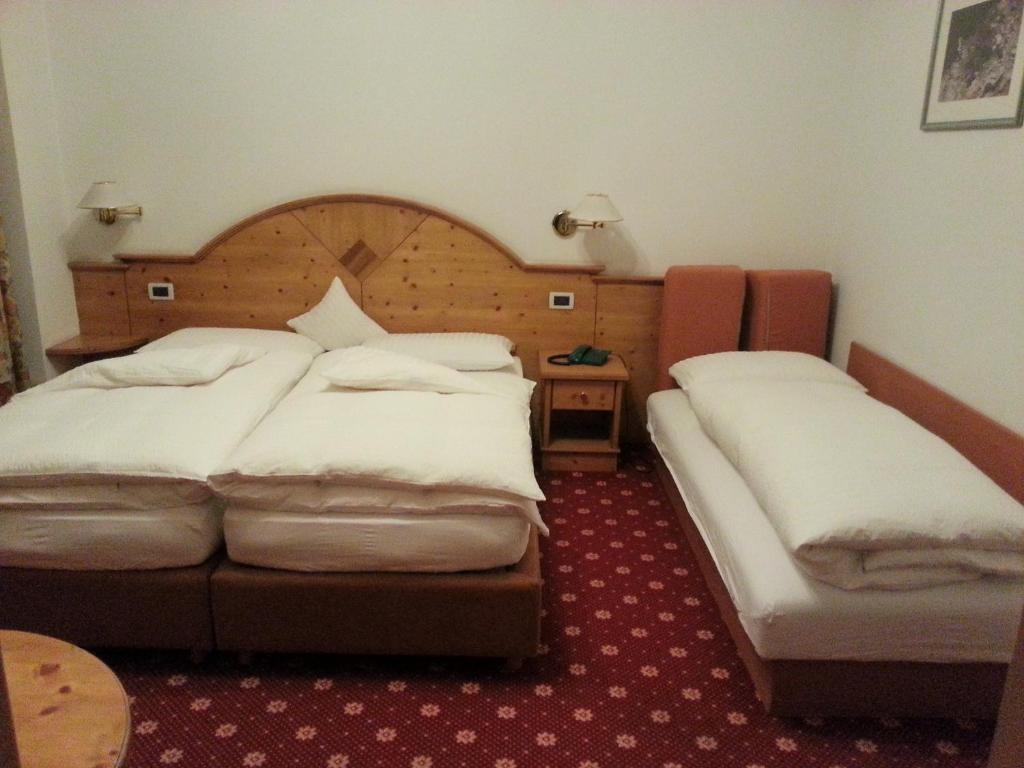 Łóżko lub łóżka w pokoju w obiekcie Hotel Garni Royal
