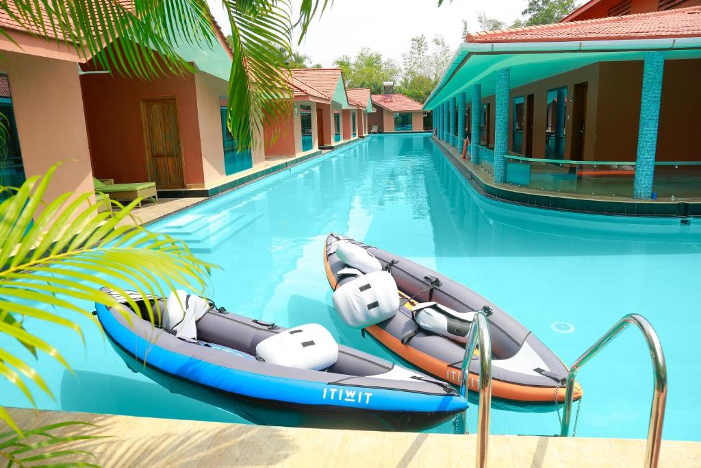 Bazén v ubytování SAJ Earth Resort & Convention Center , Kochi nebo v jeho okolí
