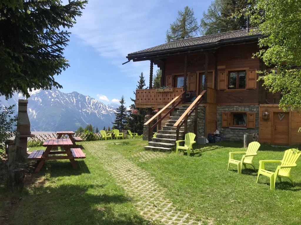 una baita di tronchi con un tavolo da picnic di fronte ad essa di Chalet Tannenduft a Bettmeralp