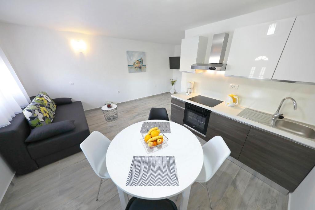 Kuchyňa alebo kuchynka v ubytovaní Apartmani NEVA, Pridraga