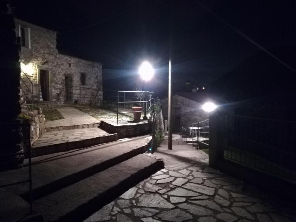 un lampione di notte davanti a un edificio di Casa San Bartolomeo a Riccò del Golfo di Spezia