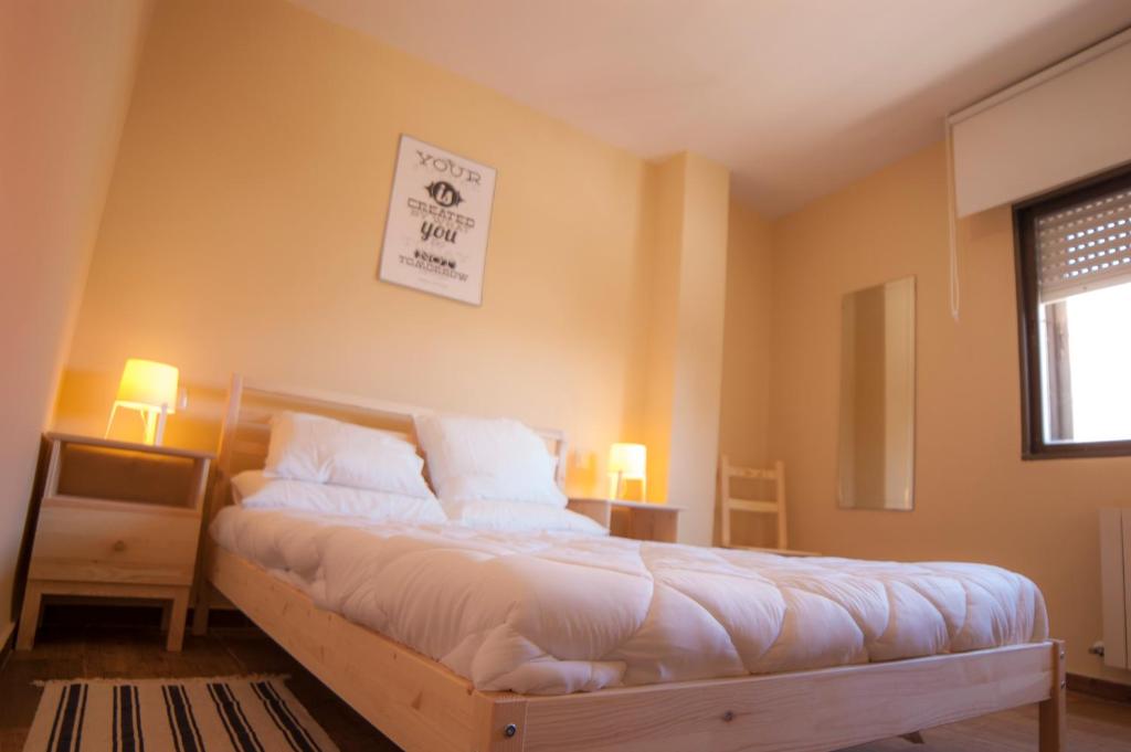 ラス・ナバス・デル・マルケスにあるSunday Las Navasのベッドルーム1室(白いシーツ付きのベッド1台、窓付)