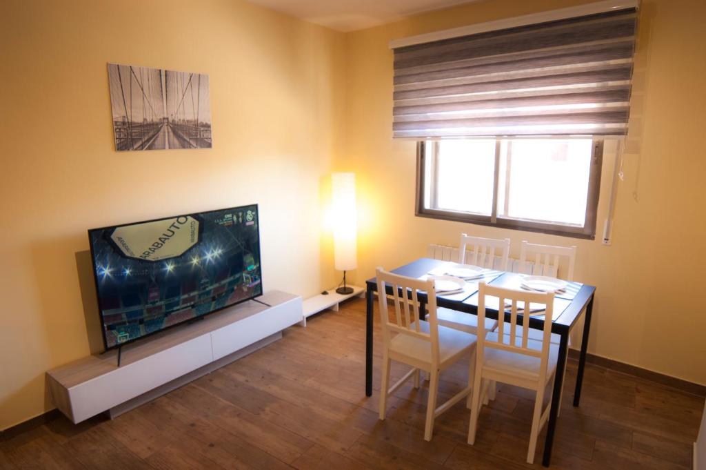 Televízia a/alebo spoločenská miestnosť v ubytovaní Sunday Las Navas