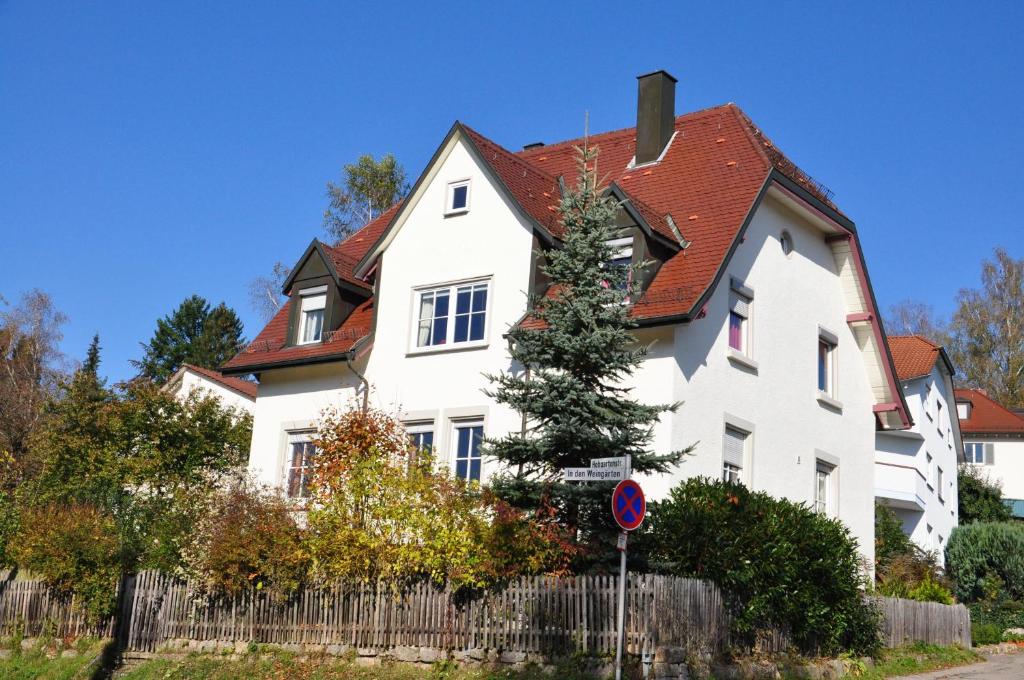 uma grande casa branca com um telhado vermelho em Villa LamBa Gastezimmer em Lorch