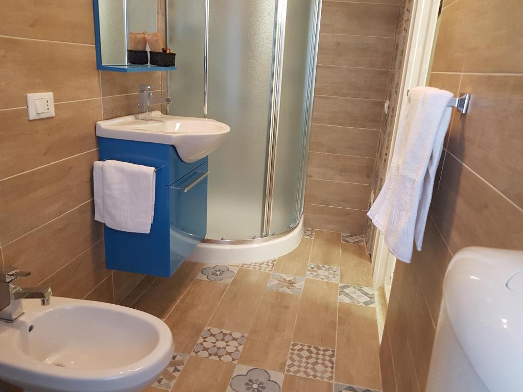 A bathroom at Ruggero Settimo Gallery