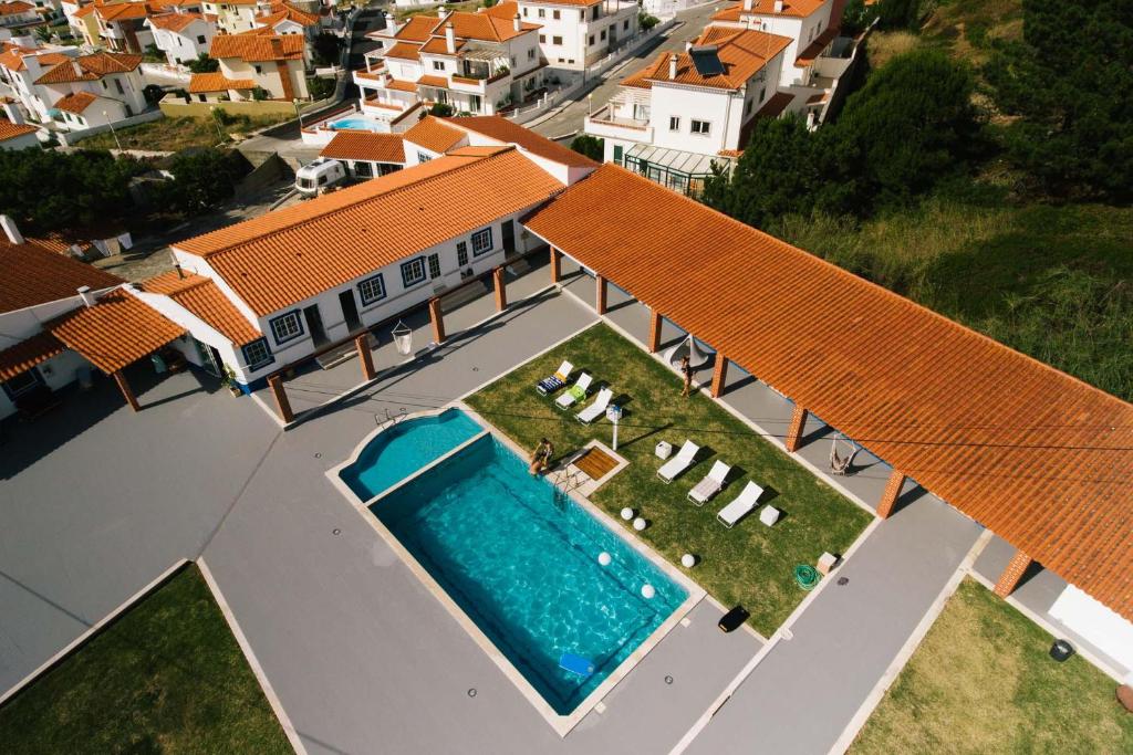 Bazén v ubytování Zulla Nazaré`s Surf Village nebo v jeho okolí