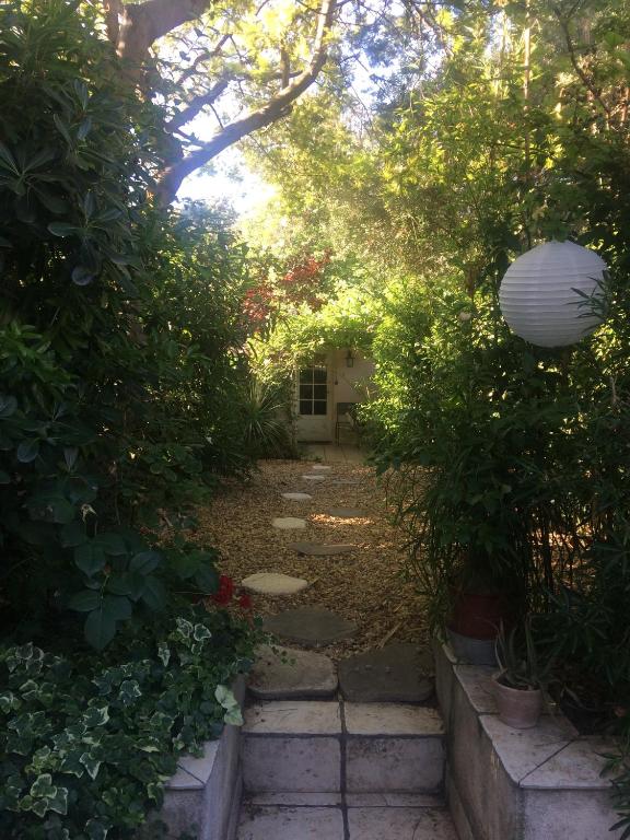 un jardin avec un chemin menant à une maison dans l'établissement Dépendance sainte Anne, à Marseille