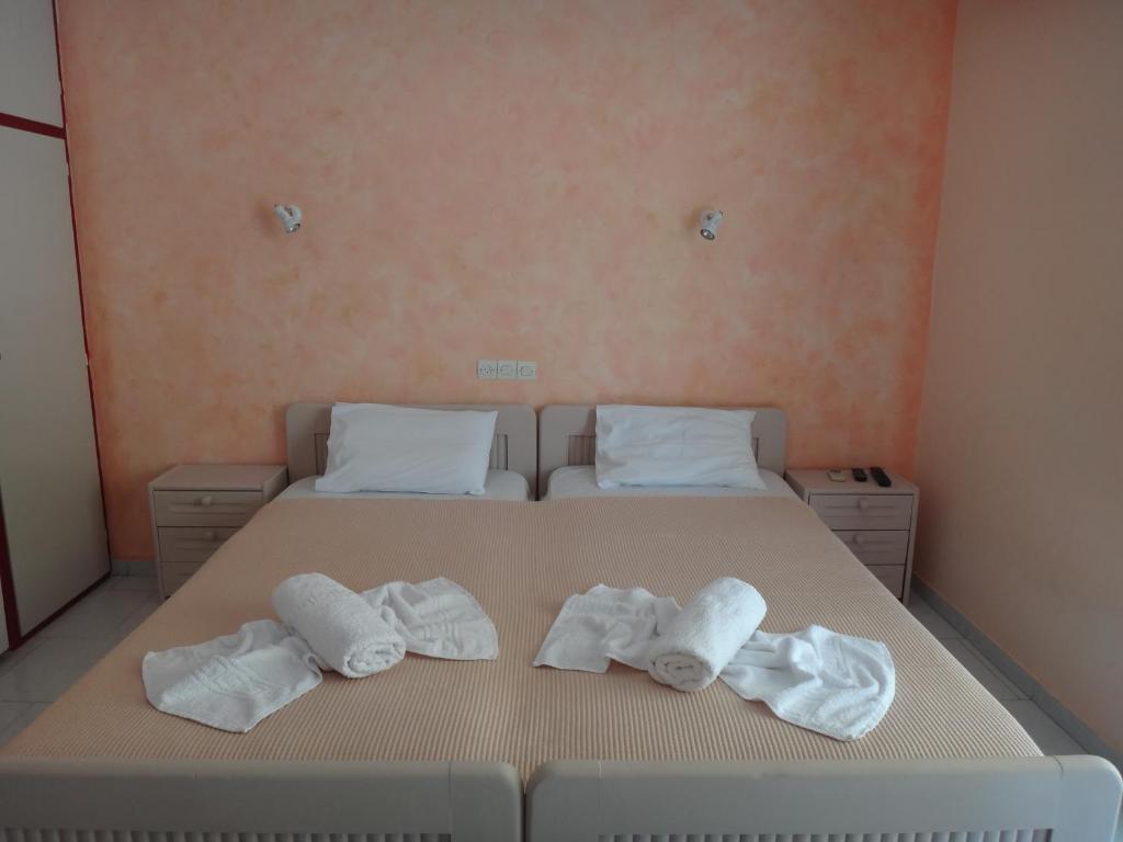1 dormitorio con 1 cama con toallas en Papaioannou Aparts, en Loutra Edipsou