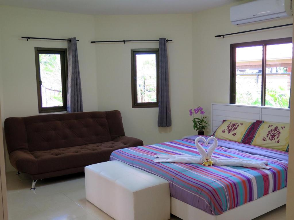 Postel nebo postele na pokoji v ubytování GARDEN VILLA - PATTAYA HOLIDAY HOUSE WALKING STREET 4 bedrooms