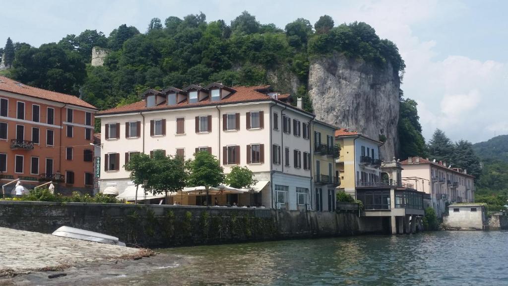 un groupe de bâtiments à côté d'une masse d'eau dans l'établissement Arona Prestige Apartments, à Arona