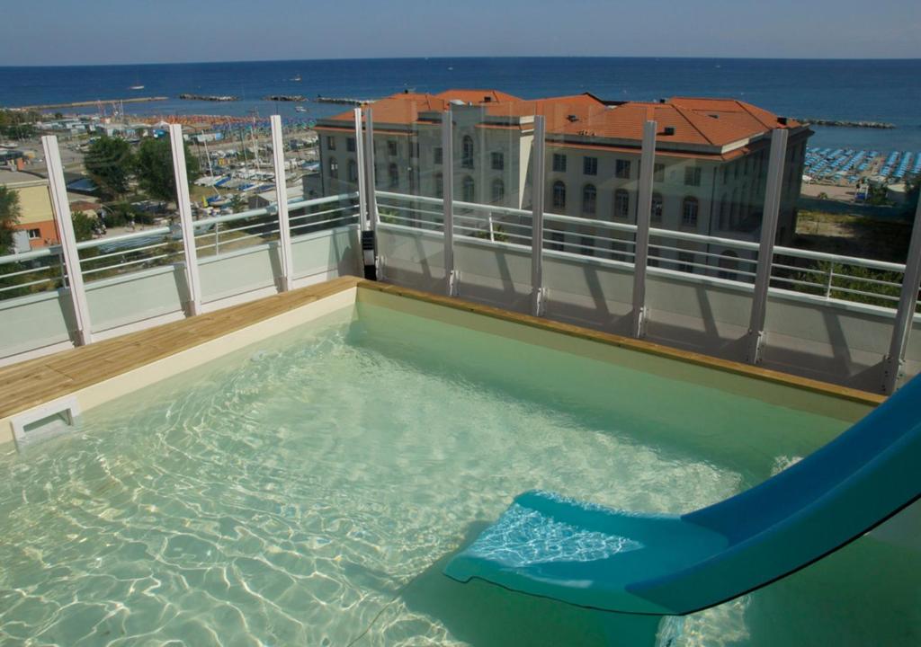 Bazén v ubytování Hotel Aragosta nebo v jeho okolí