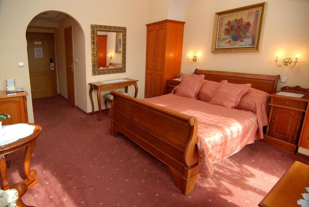 Postel nebo postele na pokoji v ubytování Hotel Opera